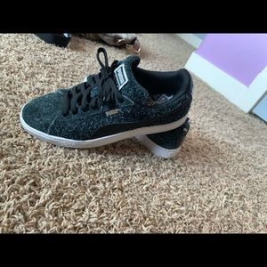 Women’s furry sued Pumas. Size 8.5. True to size.